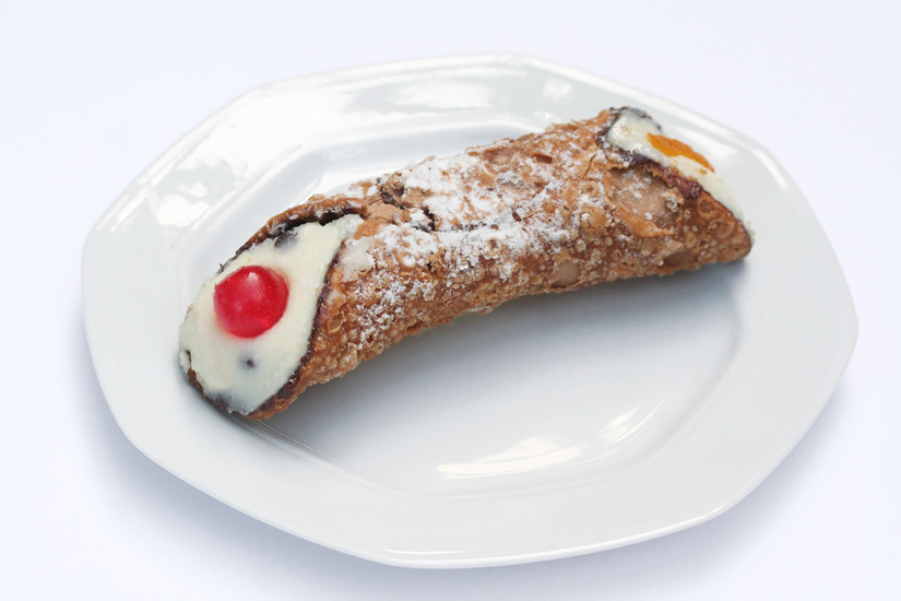 cannolo siciliano su piatto