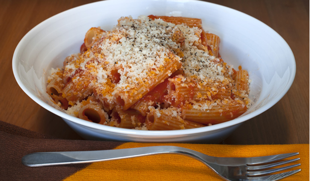 A bowl of rigatoni pasta and tomatoe sauce